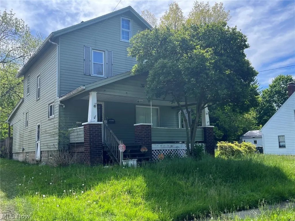 304 Lowell Ave NE