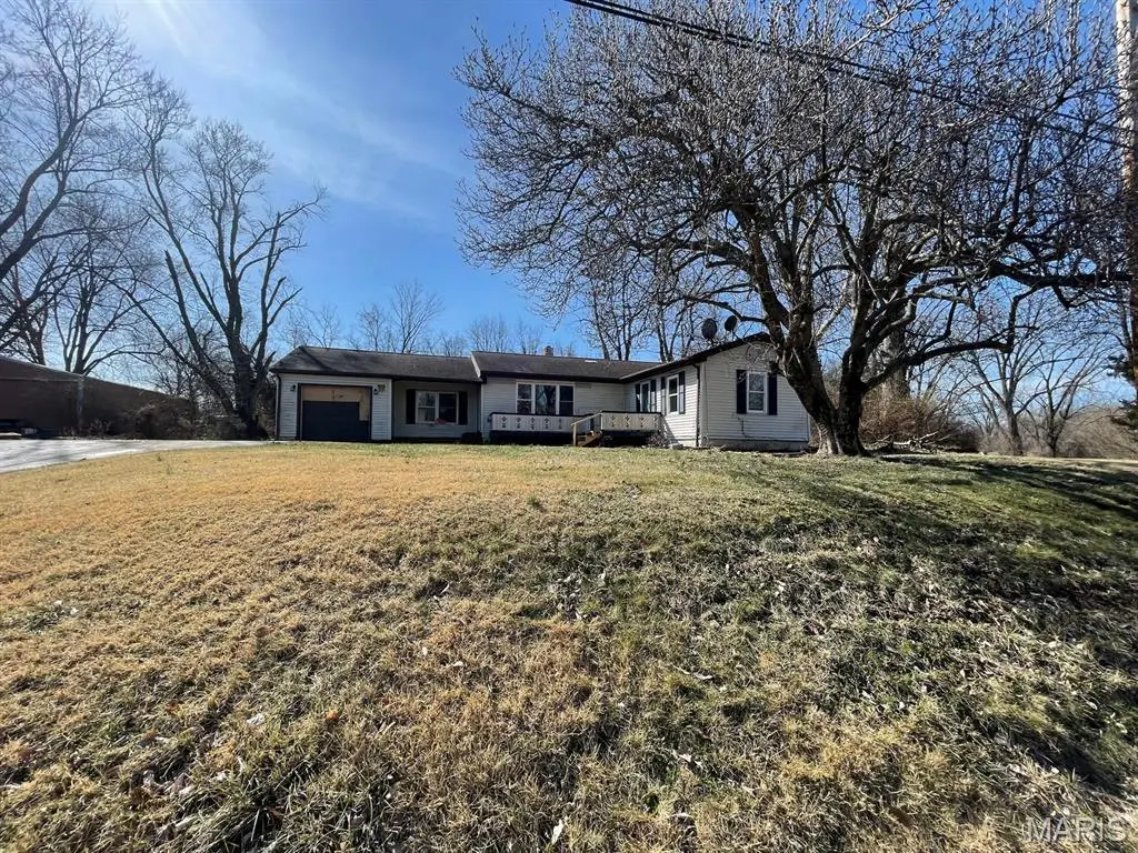 711 W Country Ln