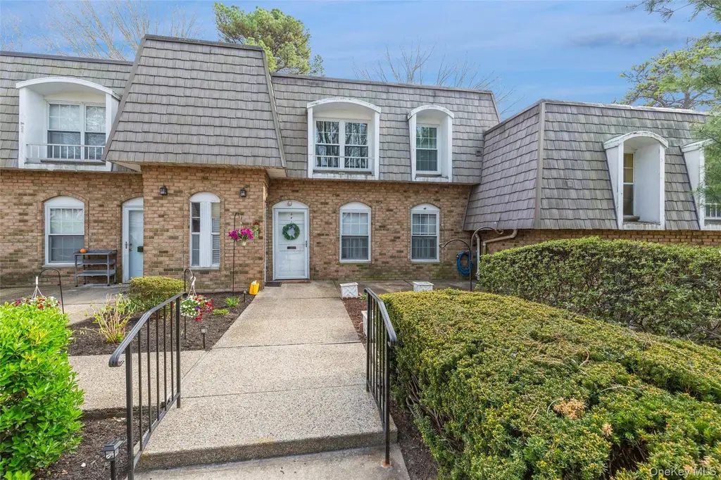 655 Middle Country Rd Unit 4F1