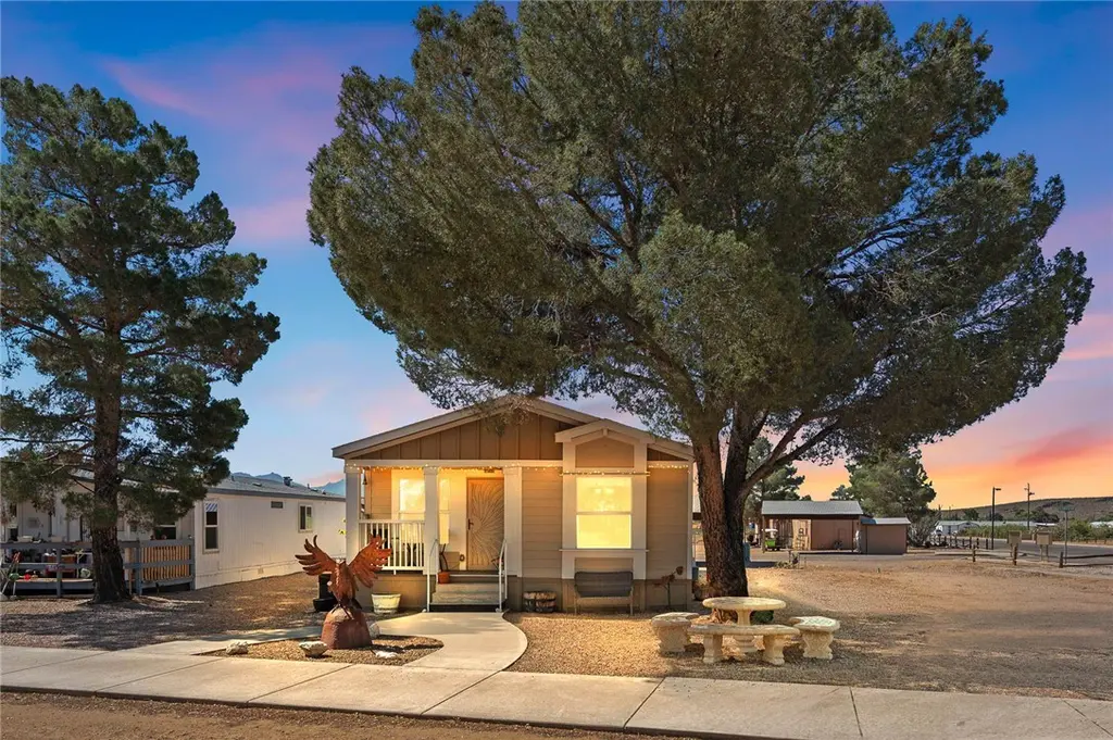 1207 E Aralia Dr