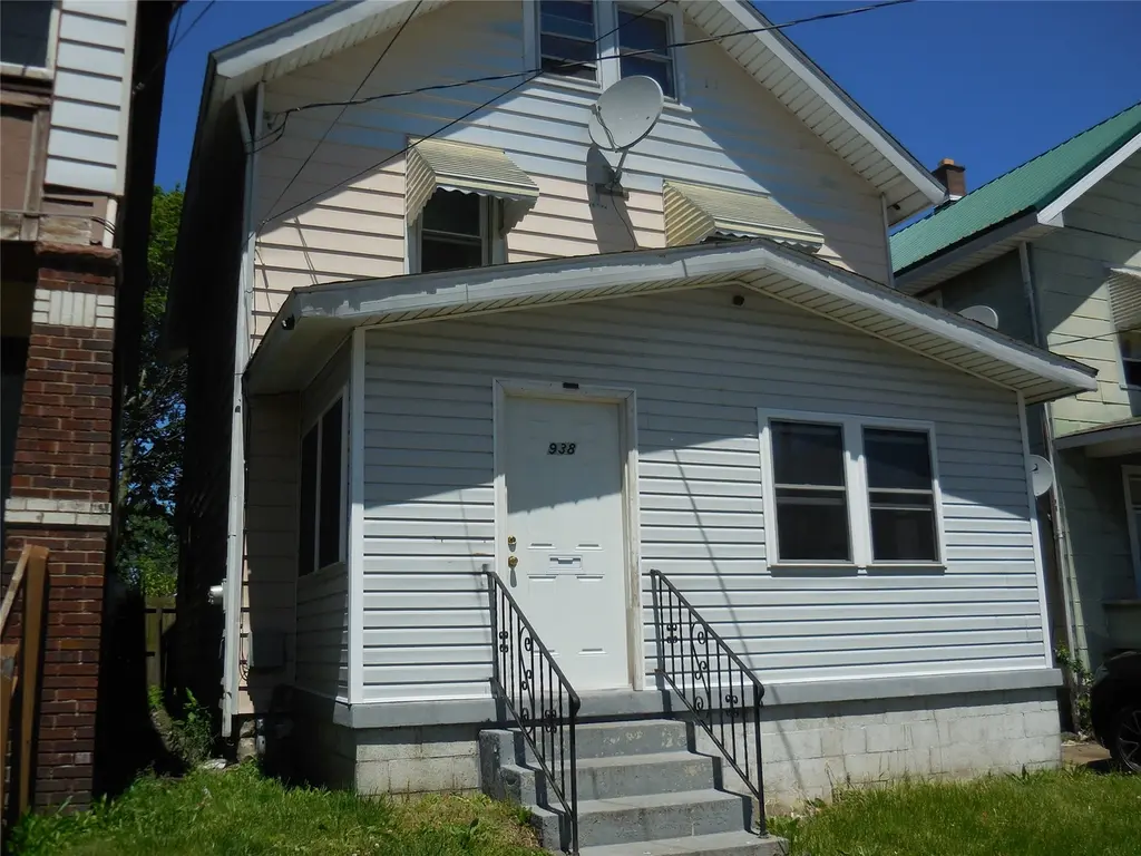 938 E 8 St
