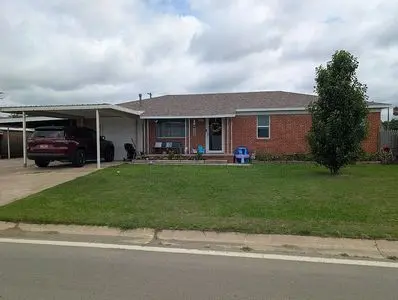 105 W Davis St