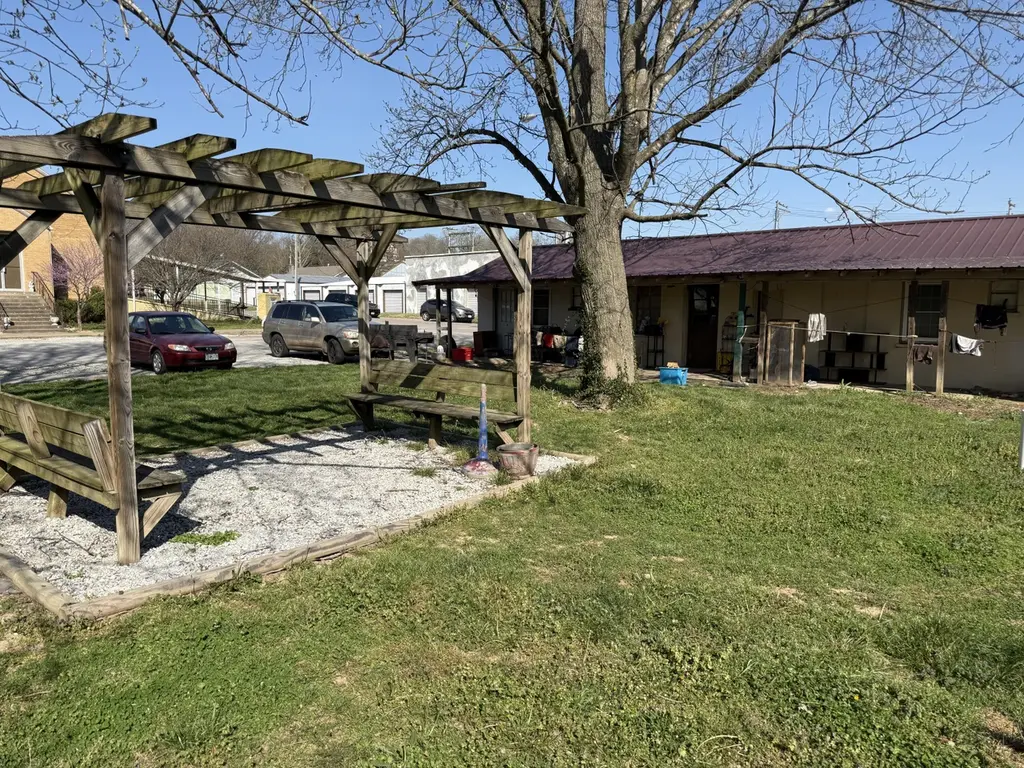 304 W Meadow Ave