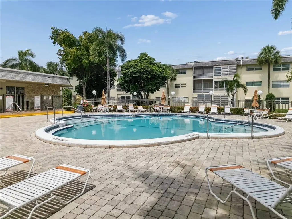 4411 NW 16th St Apt 206