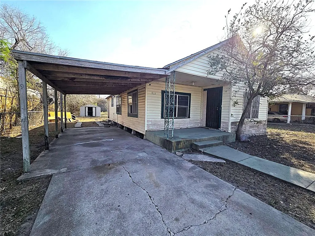 909 E Kleberg Ave