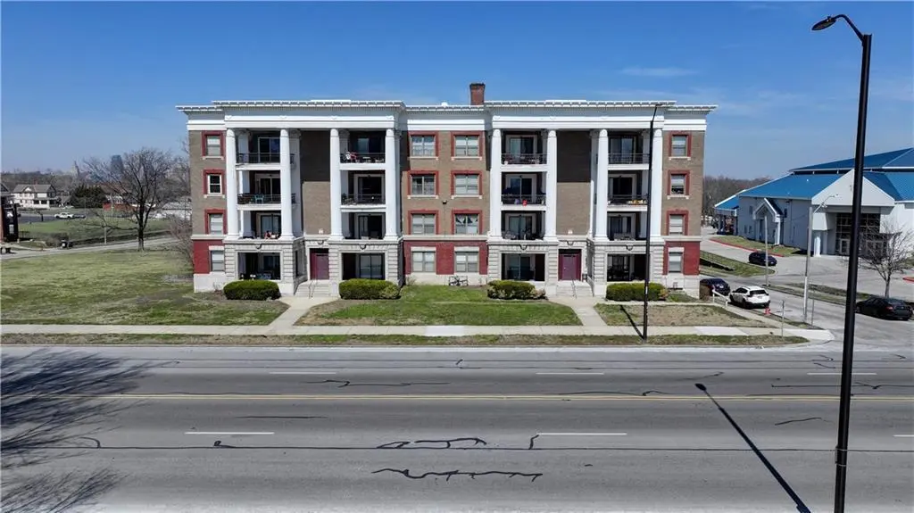 1614 E Linwood Blvd