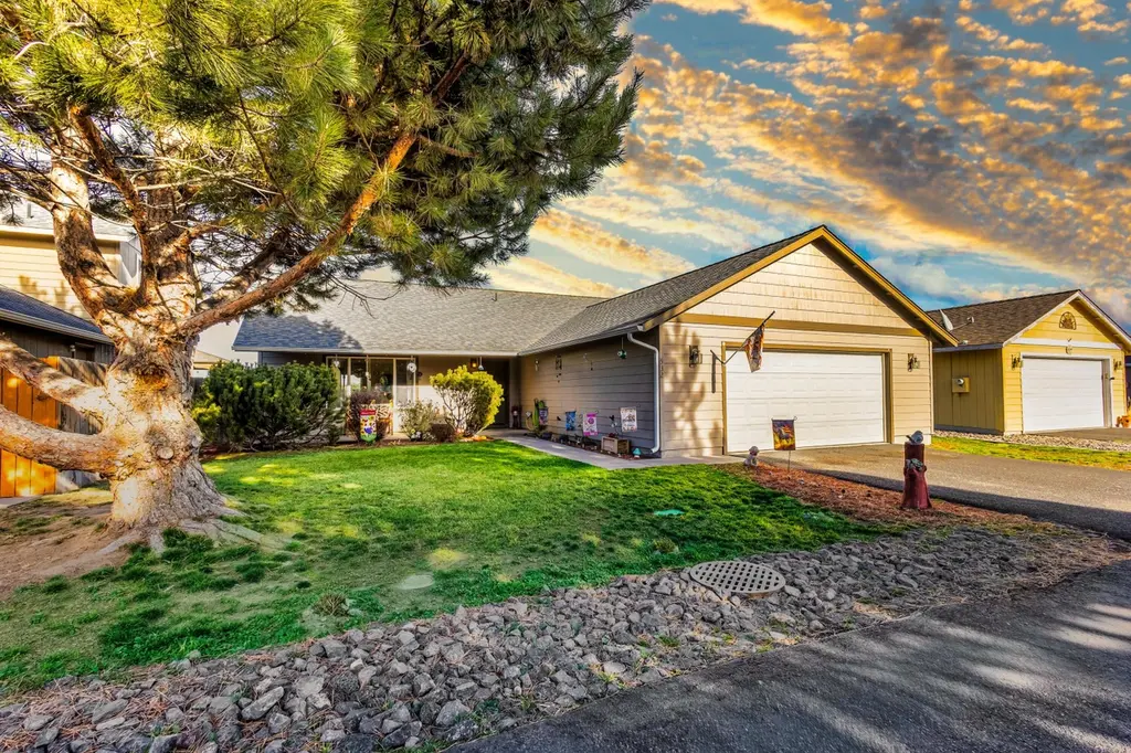 532 SE Ponderosa Dr