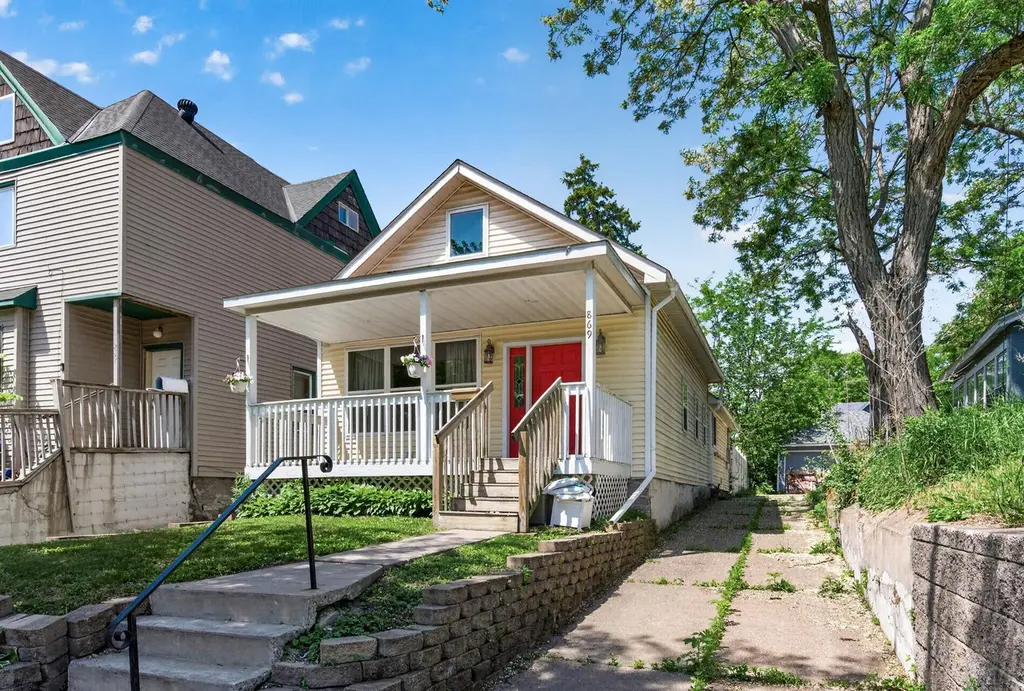 869 Desoto St