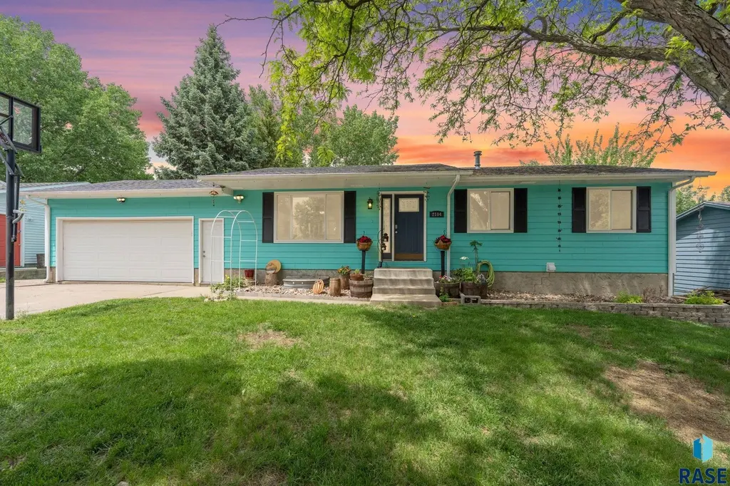 2104 E Tricia Ln Ln