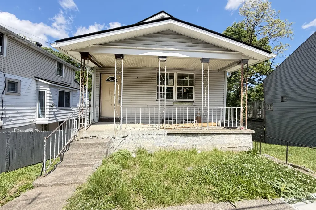 1106 John St