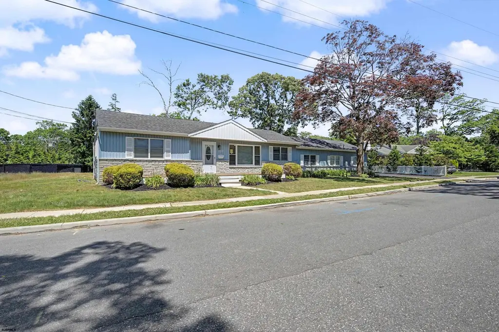227 W Glencove Ave