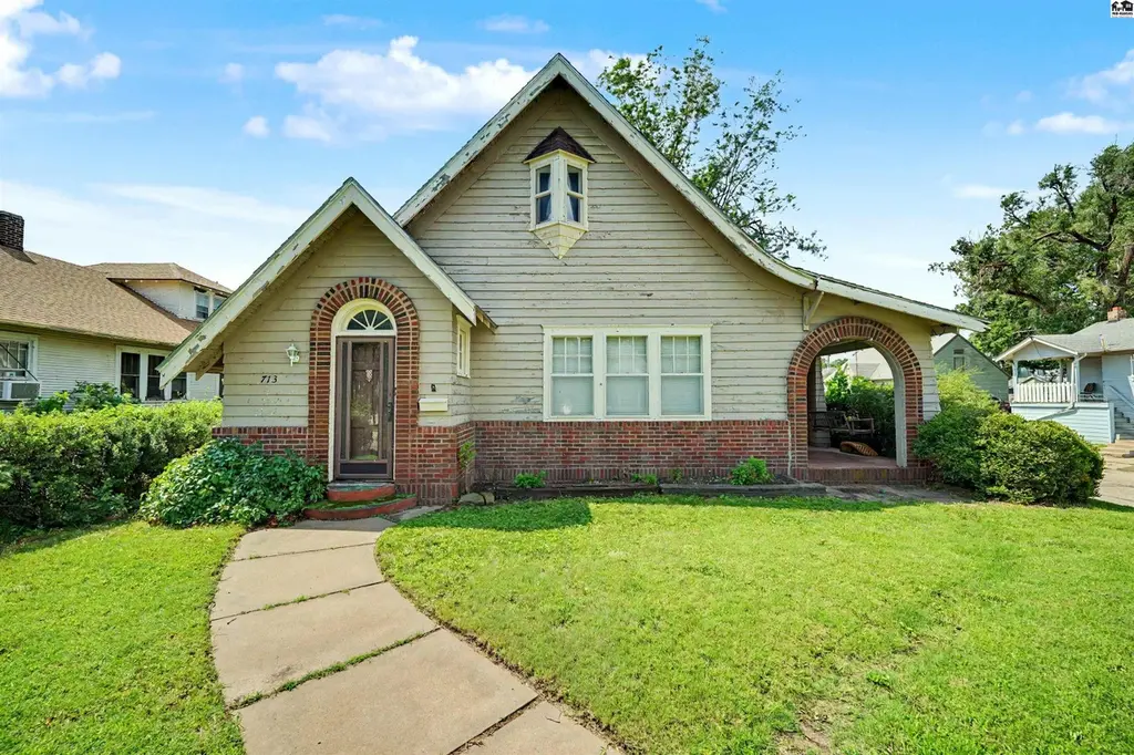 713 W South St