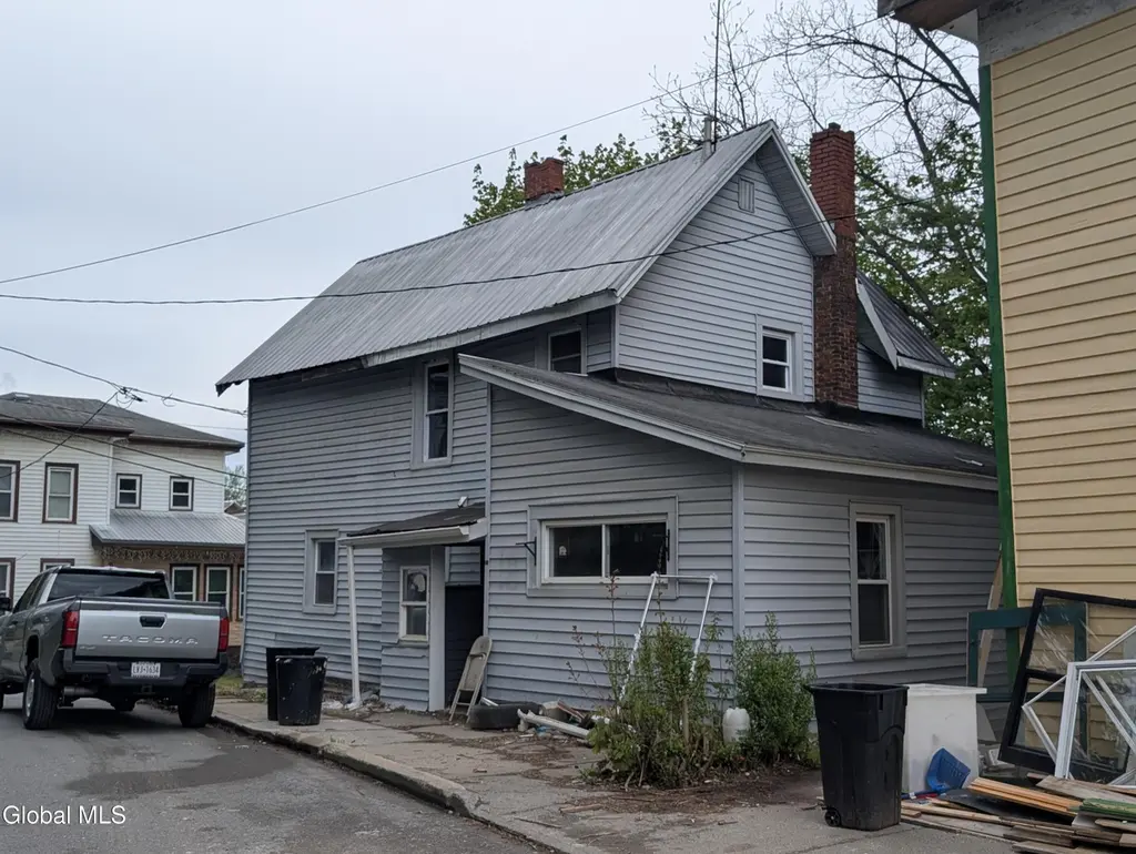 18 Cross St