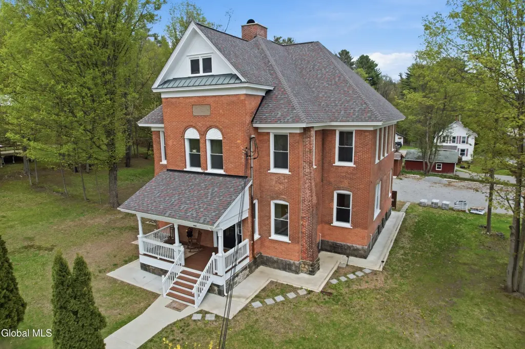 66 Horicon Ave Unit 1E