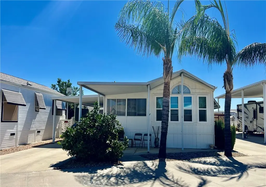 1295 S Cawston Ave #422