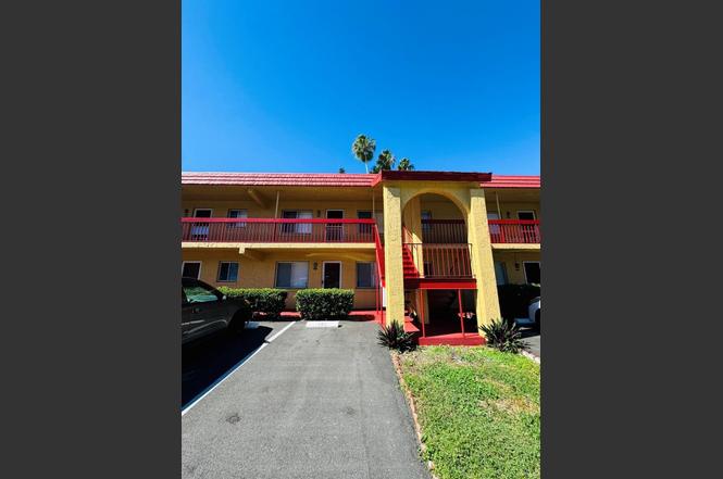 400 EL Camino Dr #223