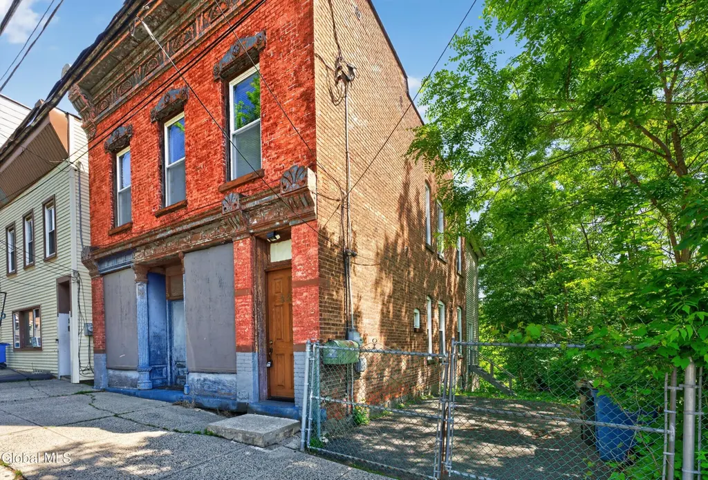 33 Egbert St