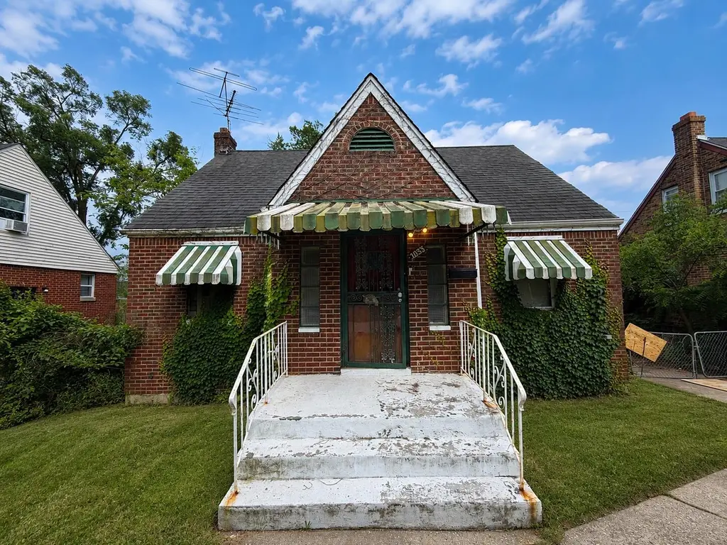 1033 E 45th Ave
