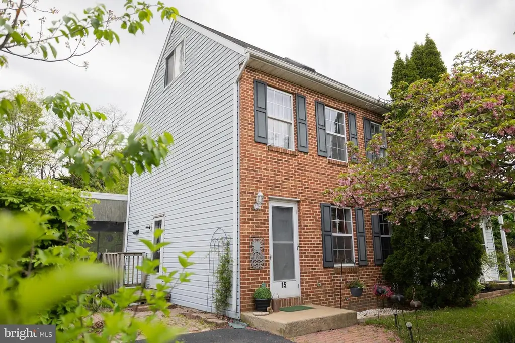 15 School House Ln
