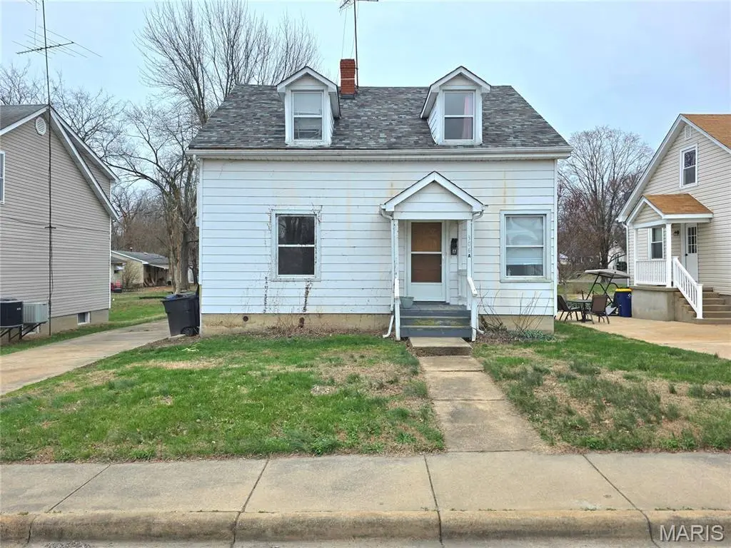 306 W 8th St
