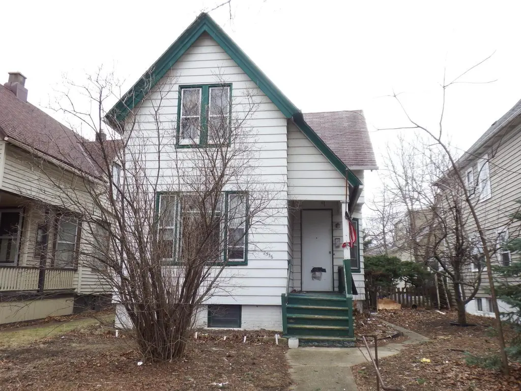 2556 N Humboldt Blvd