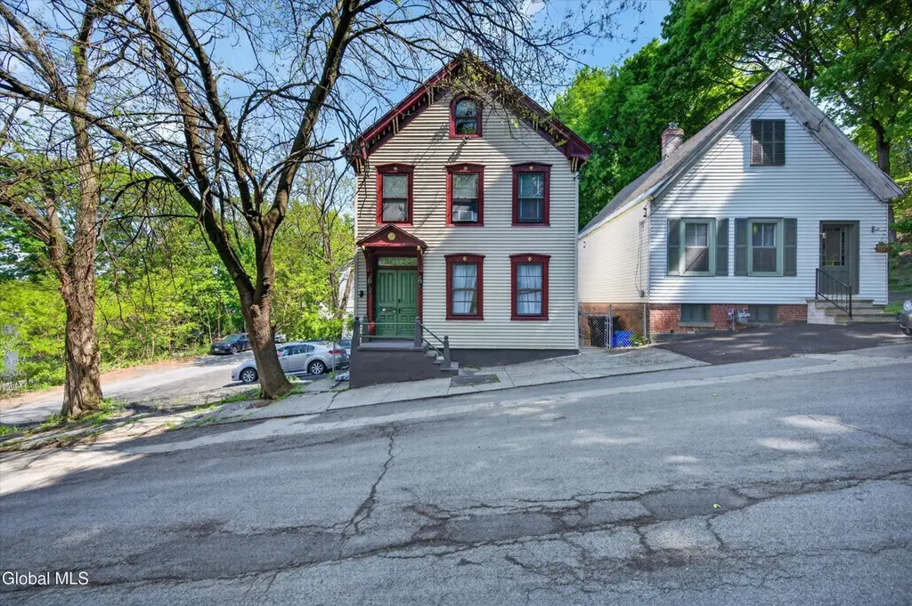 49 Christie St
