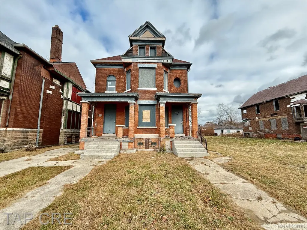 1104 E Grand Blvd