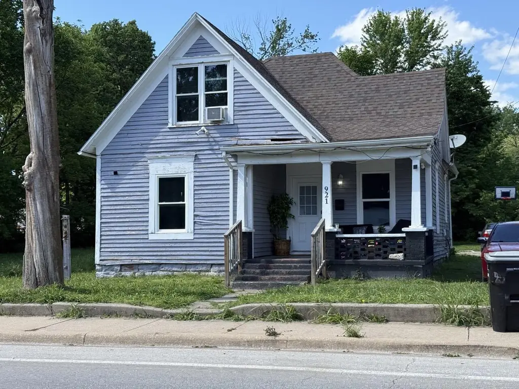 921 W Division St