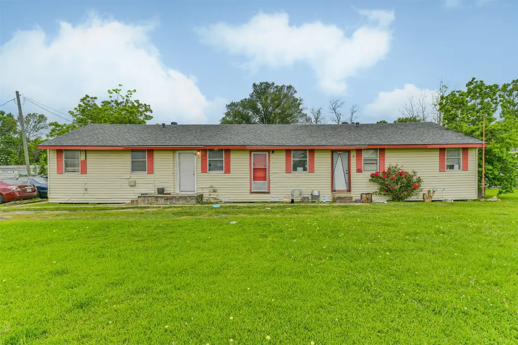 639 E St Charles Dr