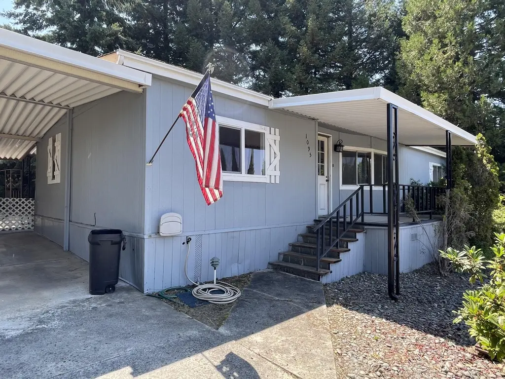 1095 Lee Roze Ln