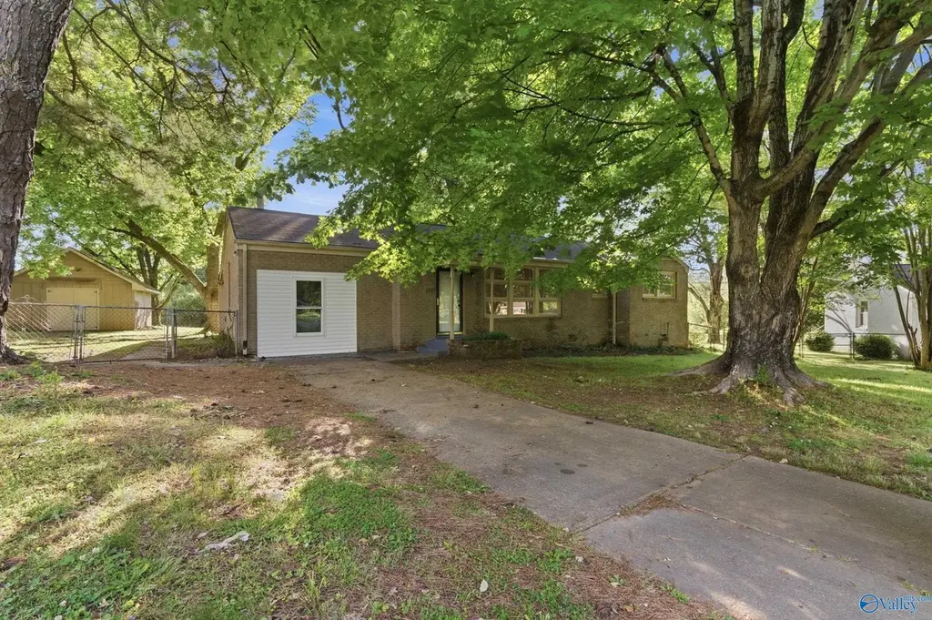 2217 Barrywood Cir NW