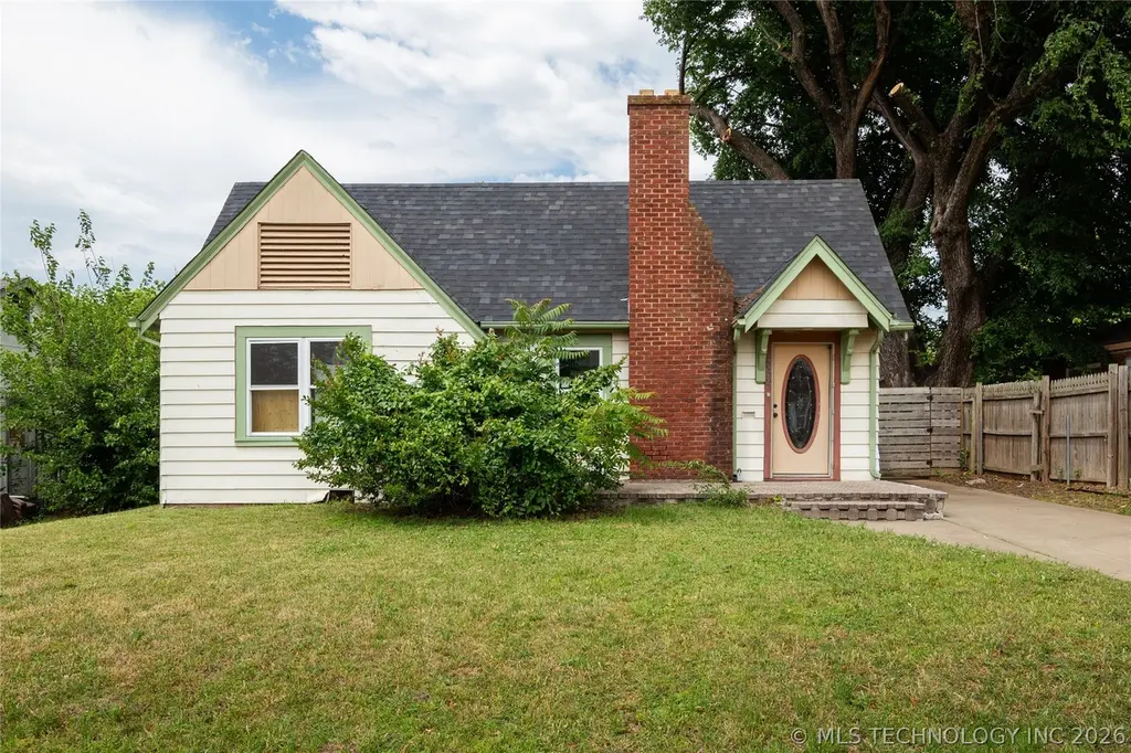 832 N College Ave