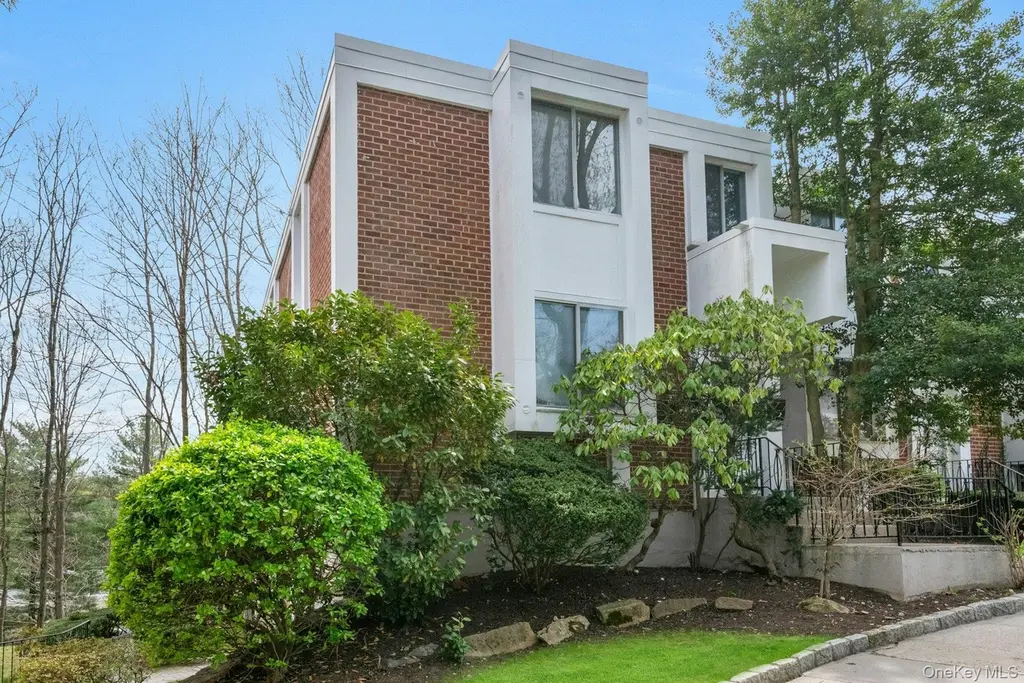 1211 Colony Dr