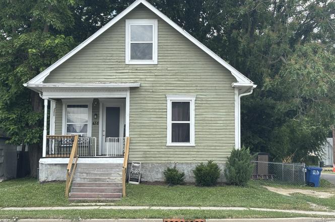 438 Colescott St
