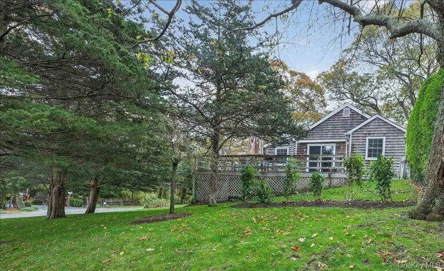 3748 Noyack Rd