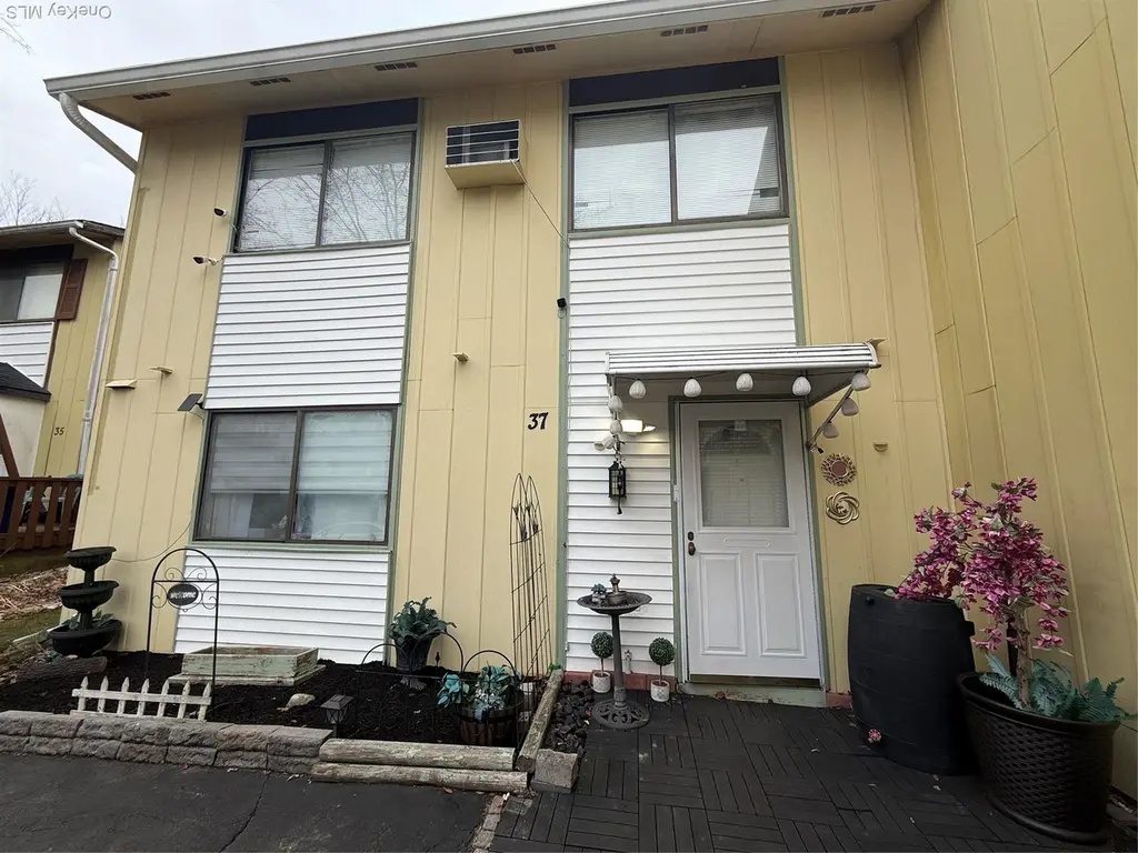 37 Robert Rd