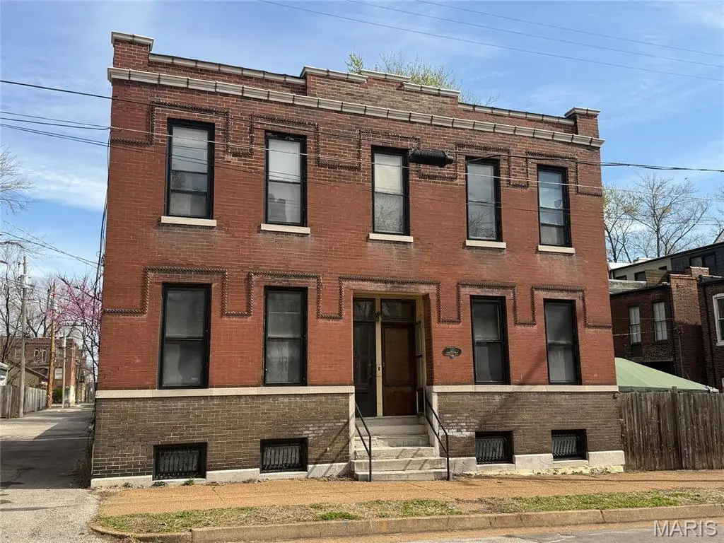 1211 Victor St