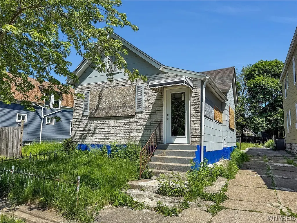 18 Helen St