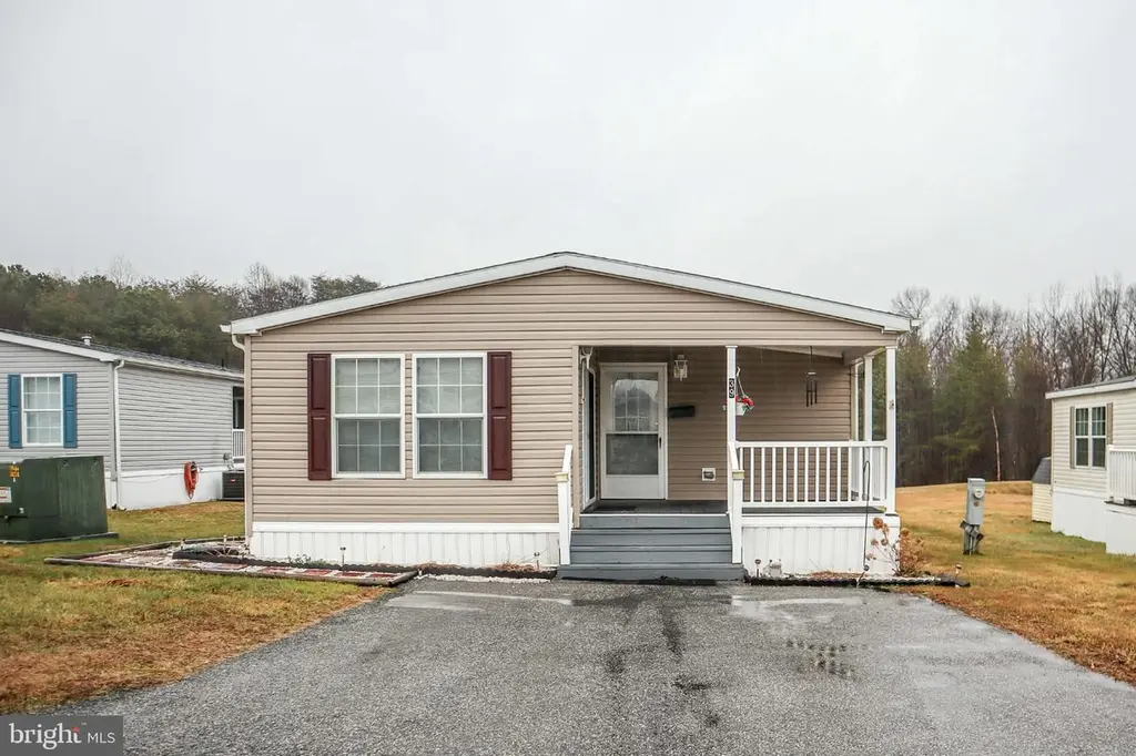 39 Queen Eleanor Dr
