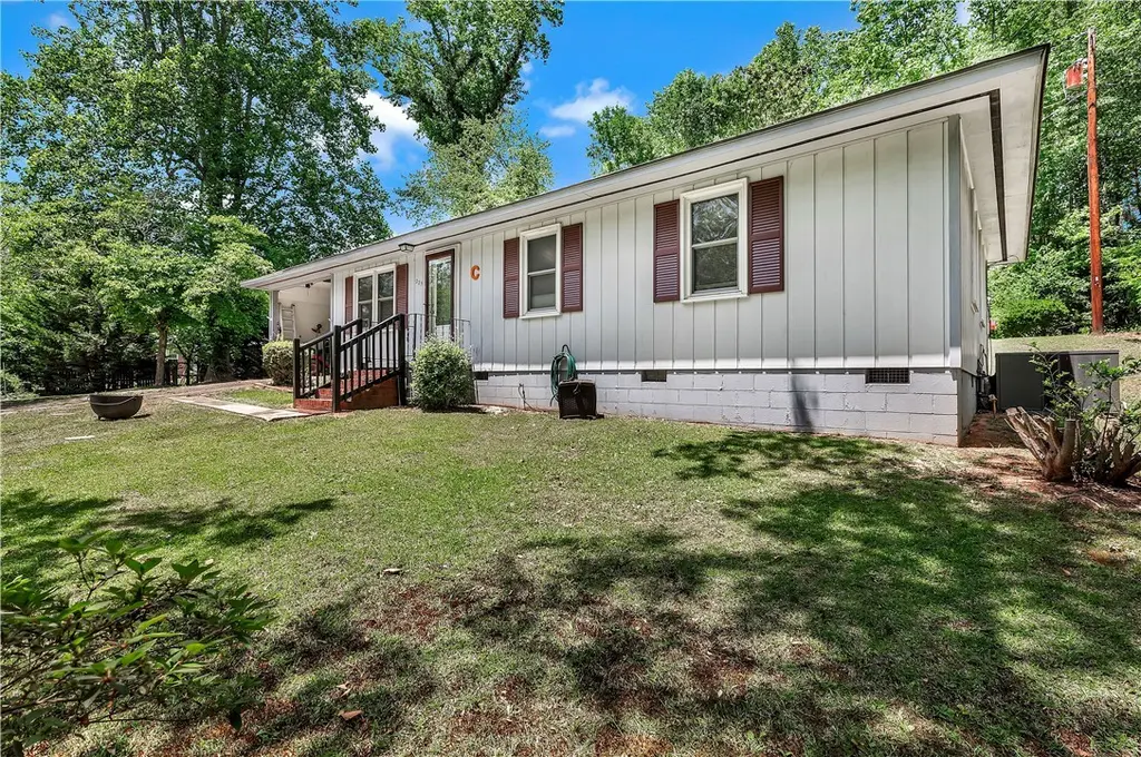 225 Meadowlark Dr