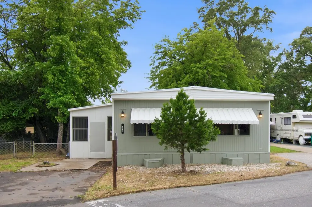 124 Lark St
