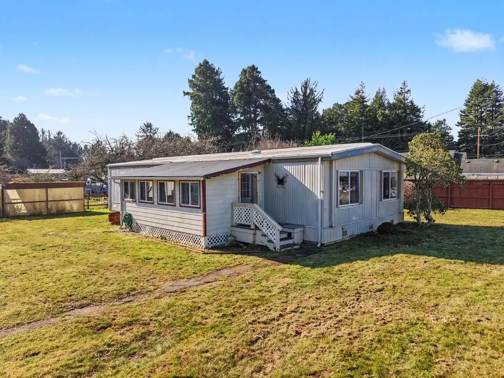 175 White Ln