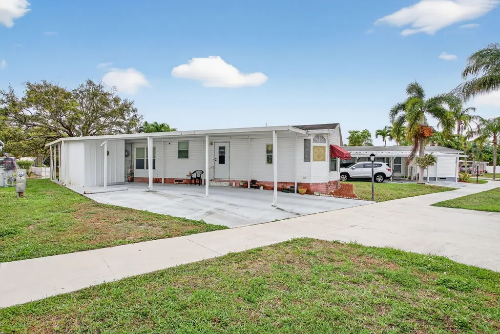 6482 NW 37th Ave