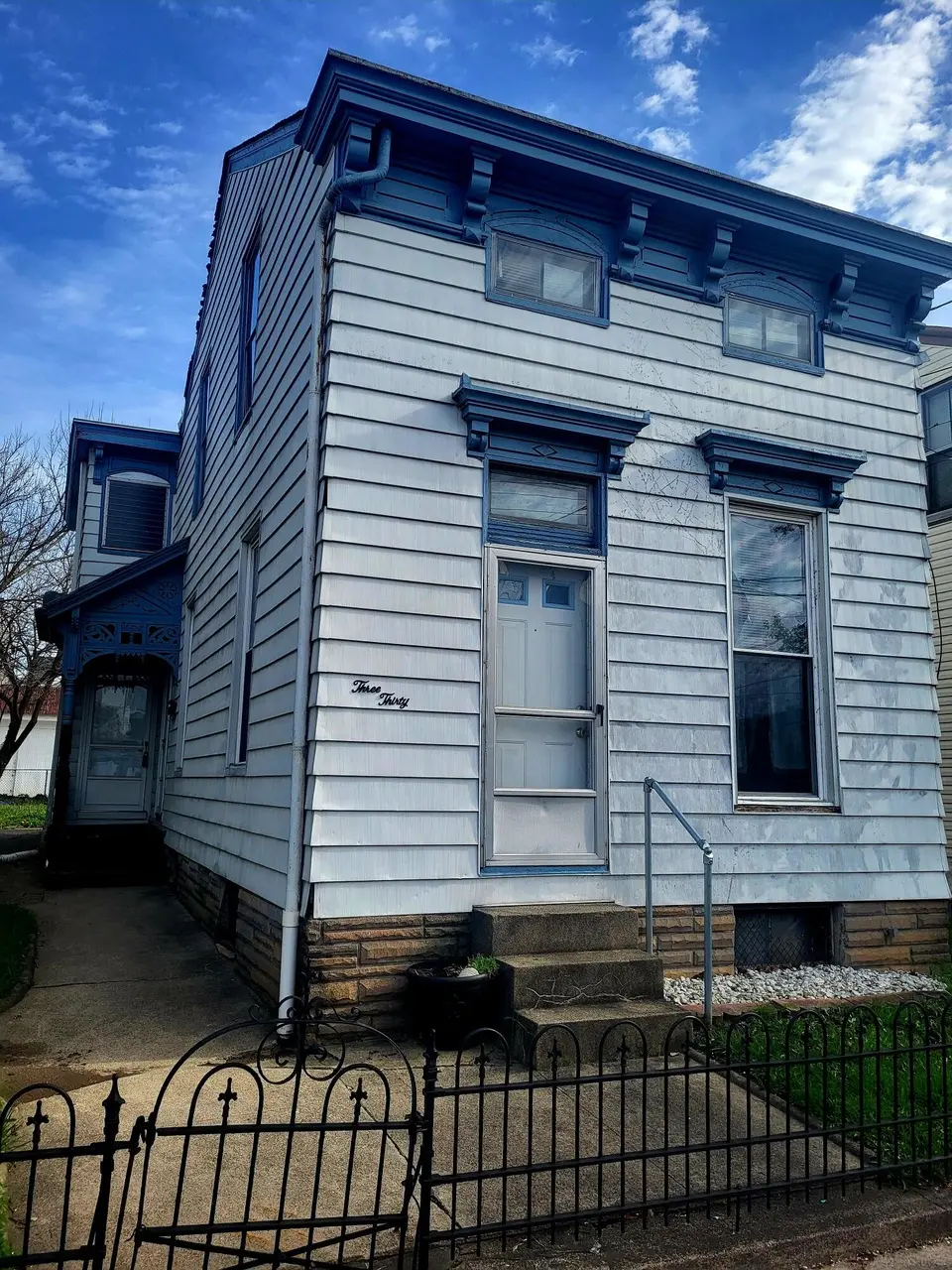 330 W 9th St W