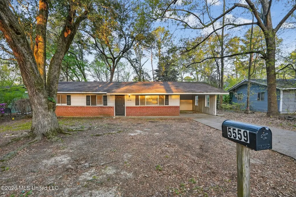 5559 Queen Mary Ln