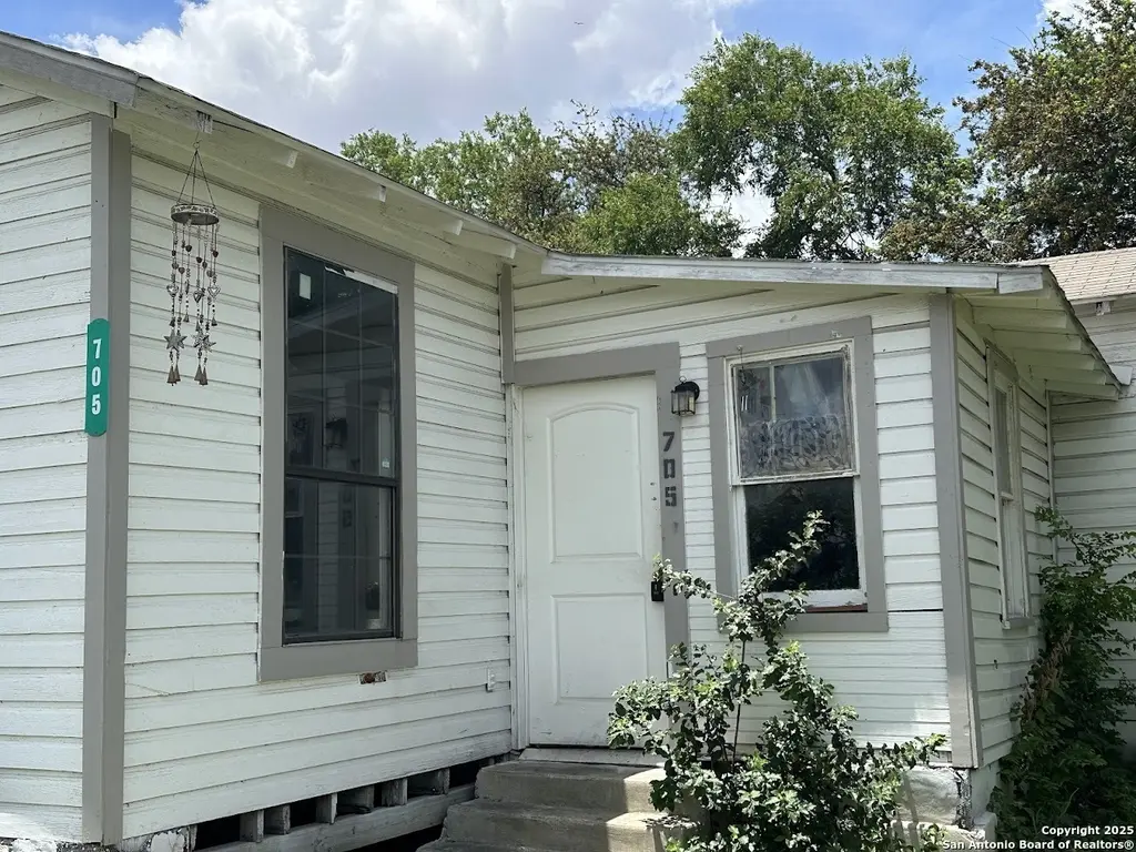 705 Paso Hondo