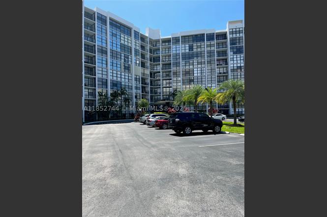 1000 Parkview Dr #523