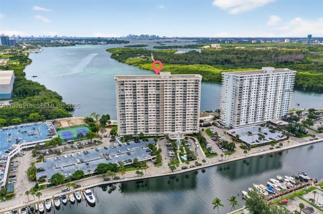 300 Bayview Dr #202