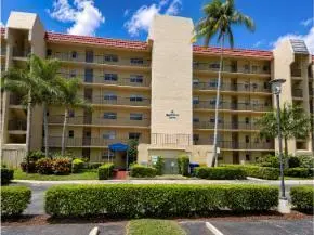 3524 Via Poinciana Apt 104