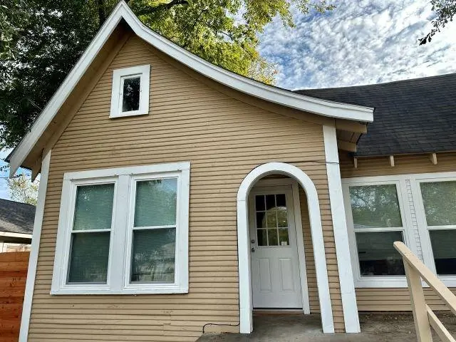 1423 E Elm St
